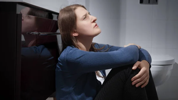 涙の目をした不幸な悲しい女性がバスルームで床に座っている うつ病 家庭内暴力 ストレス フラストレーションの概念 — ストック写真