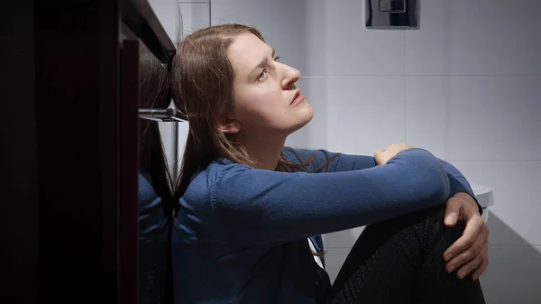 悲しい女性の床に座って バスルームのシンクにもたれての肖像画 うつ病 家庭内暴力 ストレス フラストレーションの概念 — ストック写真