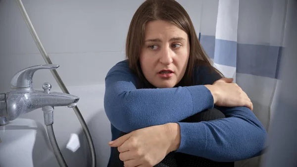 Bála Ženy Sedící Koupelně Kryjící Záclonu Pojem Oběti Domácího Násilí — Stock fotografie