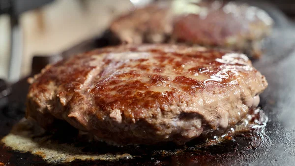 電気グリルで調理されているジューシーなバーガーパテのクローズアップショット 家庭での調理 キッチン家電 健康的な栄養 ハンバーガーの成分 — ストック写真