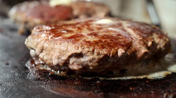 台所でグリルでジューシーなハンバーガーのパテを焙煎するマクロショット 家庭での調理 キッチン家電 健康的な栄養 ハンバーガーの成分 — ストック写真