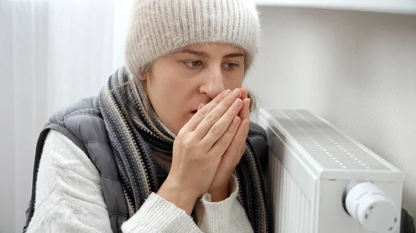 Молодая Женщина Чувствует Холодное Дыхание Руках Держит Нагревательный Радиатор Концепция — стоковое фото