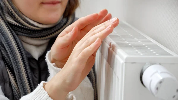 Close Mulher Congelando Casa Aquecendo Mãos Radiador Aquecimento Conceito Crise — Fotografia de Stock