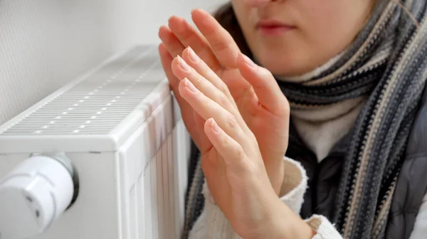 Closeup Mujer Joven Calentando Sus Manos Junto Radiador Calentador Casa —  Fotos de Stock