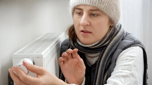 Молодая Женщина Шарфе Шляпе Регулирует Нагреватель Радиаторный Клапан Холодной Квартире — стоковое фото