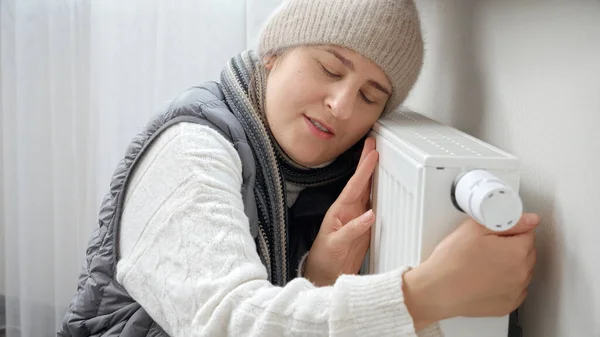 Mujer Joven Bufanda Sombrero Casa Abrazando Radiador Calefacción Concepto Crisis — Foto de Stock