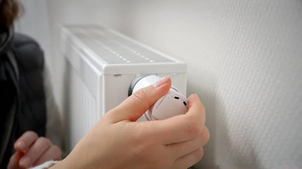 Gros Plan Femme Ajustant Thermostat Radiateur Chauffage Réchauffant Ses Mains — Photo