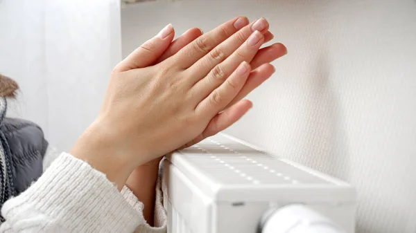 Primer Plano Mujer Sensación Col Calentando Sus Manos Calentador Pared —  Fotos de Stock