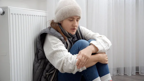 Αναστατωμένη Γυναίκα Ζεστά Χειμωνιάτικα Ρούχα Και Μάλλινες Κάλτσες Που Κάθεται — Φωτογραφία Αρχείου