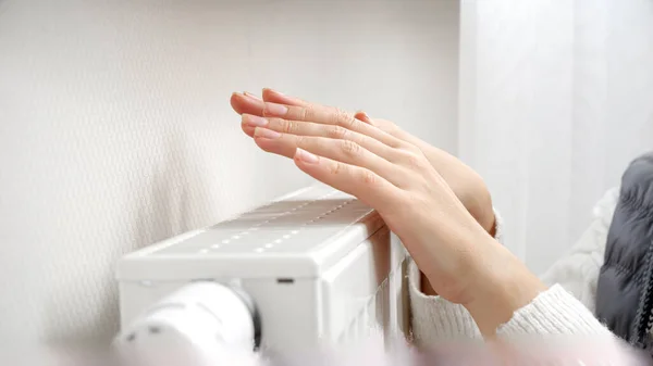 Vrouw Trui Sjaal Verwarmen Haar Handen Bij Verwarming Radiator Koude — Stockfoto