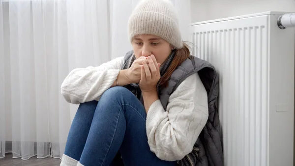 Kvinna Hatt Tröja Och Varma Strumpor Fryser Sin Lägenhet Med — Stockfoto