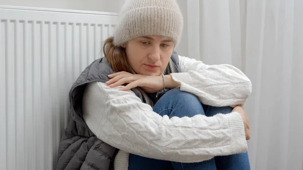 Mulher Perturbada Sentindo Frio Sentado Radiador Quebrado Sua Casa Conceito — Fotografia de Stock