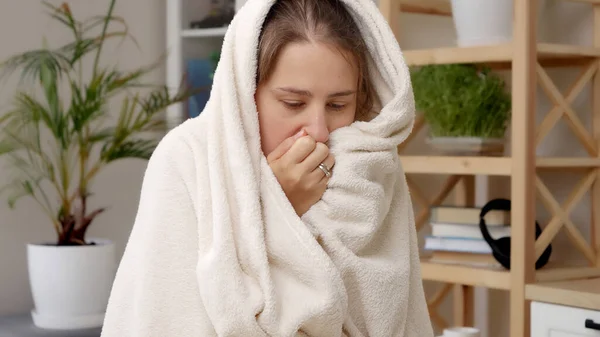 一个穿着毛毯的年轻女人的画像 她想在没有暖气的冰冷的公寓里取暖 能源危机的概念 高额费用 经济和节省每月公用事业费用 — 图库照片