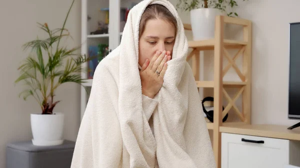 Mujer Joven Cubriendo Cuadros Respirando Las Manos Para Calentarse Apartamento —  Fotos de Stock