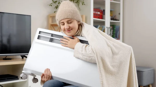 Mujer Joven Abrazando Calentador Eléctrico Apartamento Con Problemas Calefacción Concepto —  Fotos de Stock