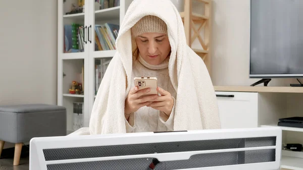 Young Woman Feeling Cold Browsing Internet Repair Electric Heater Concept — Stock Photo, Image