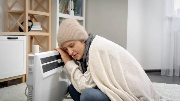 Ung Kvinna Känner Kall Uppvärmning Vardagsrummet Elektrisk Radiator Begreppet Energikris — Stockfoto