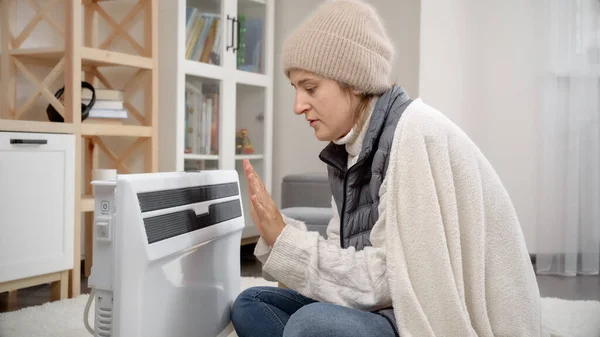 Junge Frau Friert Kühlhaus Und Wärmt Sich Elektrischen Heizkörper Auf — Stockfoto