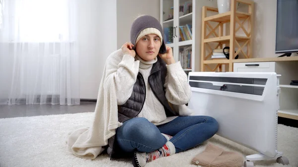Mujer Joven Congelándose Casa Calentándose Poniéndose Muchos Sombreros Suéteres Concepto —  Fotos de Stock