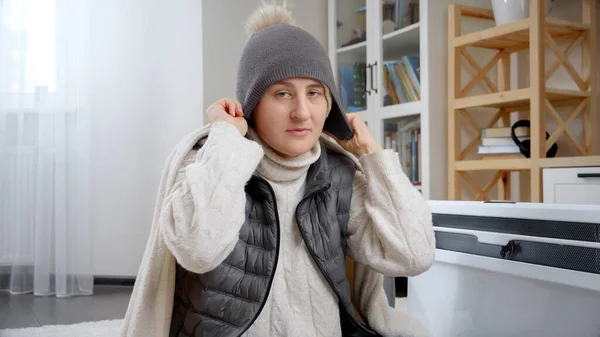 Retrato Mujer Congelada Casa Con Ropa Abrigo Sombreros Concepto Crisis —  Fotos de Stock