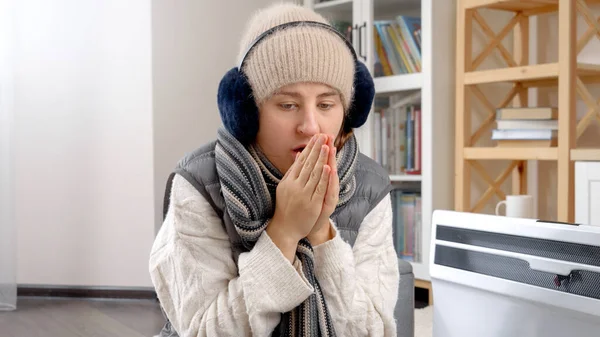 Jonge Vrouw Doet Sjaal Oorwarmers Aan Het Koude Appartement Begrip — Stockfoto