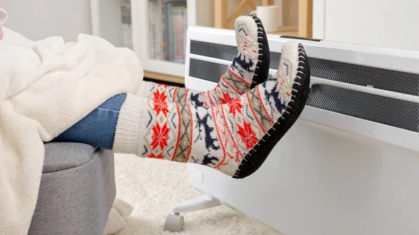 Πόδια Ζεστές Κάλτσες Ζεσταίνονται Κάτω Από Κουβέρτα Ηλεκτρικό Θερμοσίφωνα Έννοια — Φωτογραφία Αρχείου