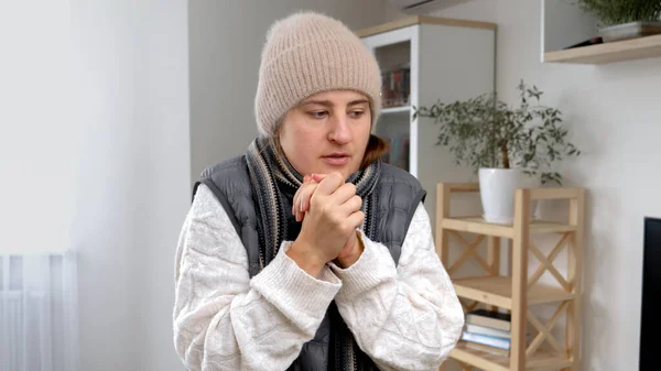 Retrato Mujer Ropa Abrigo Temblando Bailando Casa Fría Concepto Crisis —  Fotos de Stock