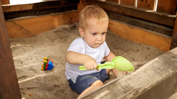 Liten Pojke Leker Trä Sandlåda Och Gräva Sand Med Spade — Stockfoto
