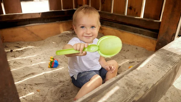 Söt Leende Pojke Leker Med Sand Sandlådan Barn Som Leker — Stockfoto