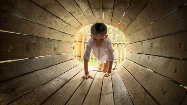Kleiner Junge Krabbelt Tunnel Auf Dem Kinderspielplatz Kinder Spielen Freien — Stockfoto