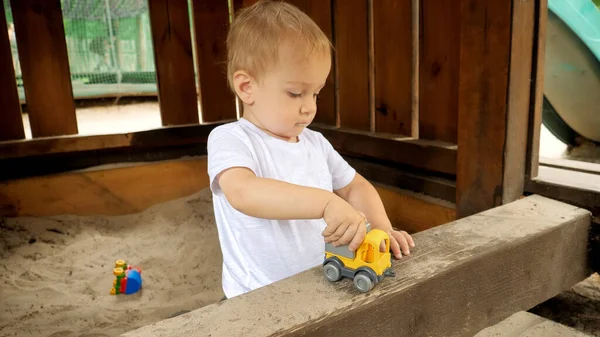 Милый Улыбающийся Мальчик Играющий Игрушечными Машинками Песочнице Дети Играют Свежем — стоковое фото