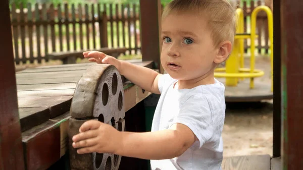 Szczęśliwy Uśmiechnięty Chłopiec Obracający Się Drewnianym Kołem Kierownicy Zabawkowym Samochodzie — Zdjęcie stockowe