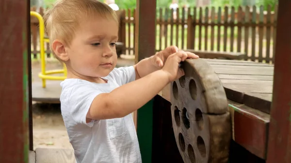 Kleiner Junge Hat Spaß Spielzeugauto Aus Holz Auf Dem Spielplatz — Stockfoto