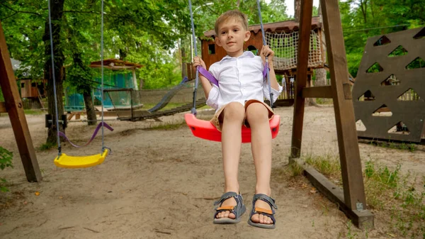 Feliz Menino Sorrindo Balançando Playground Parque Crianças Brincando Livre Crianças — Fotografia de Stock