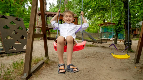 Menino Sorrindo Como Balançando Balanço Parque Aventura Crianças Brincando Livre — Fotografia de Stock