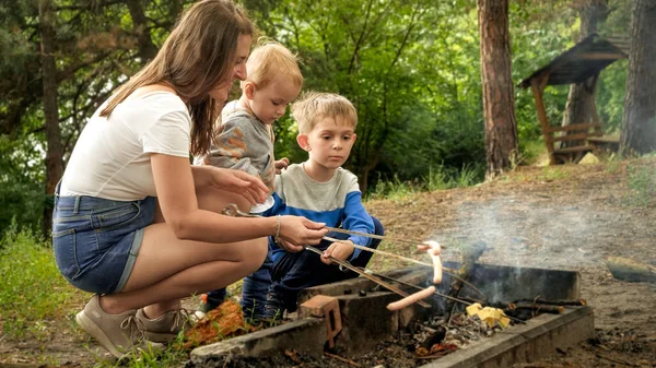 Familia Feliz Con Niños Cocinando Salchichas Fuego Ardiente Campamento Forestal — Foto de Stock