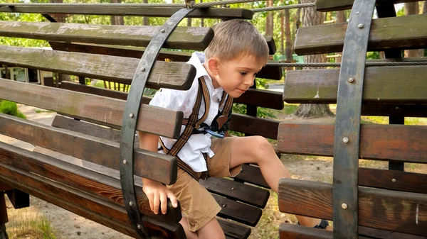 Μικρό Αγόρι Σέρνεται Μέσα Από Ξύλινο Σωλήνα Τούνελ Στην Παιδική — Φωτογραφία Αρχείου