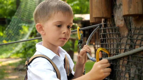 Retrato Del Niño Enganchando Cuerda Seguridad Mientras Escalaba Parque Cuerdas — Foto de Stock