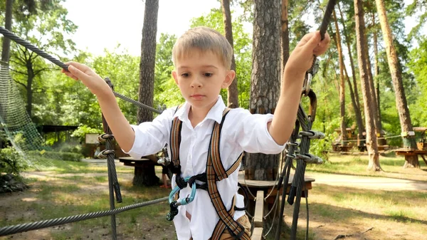 Kleiner Junge Läuft Mit Sicherheitsseil Über Holzbrücke Abenteuerpark — Stockfoto