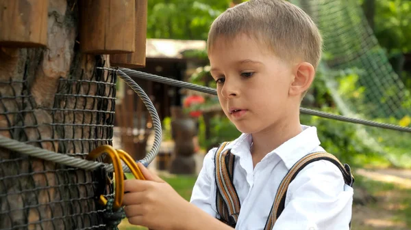 Mały Chłopiec Dopasowuje Linę Bezpieczeństwa Hak Parku Linowym Aktywne Dzieciństwo — Zdjęcie stockowe