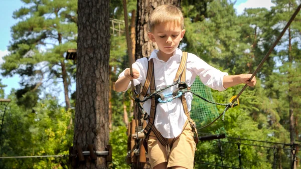 Retrato Rapazinho Andar Sobre Uma Corda Pendurada Entre Árvores Campo — Fotografia de Stock