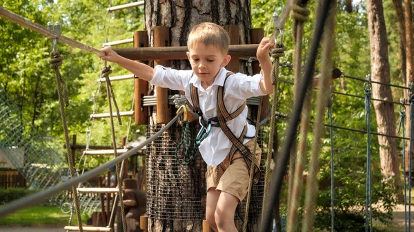 Menino Sorridente Feliz Divertindo Escalando Cruzando Obstáculos Parque Corda Infância — Fotografia de Stock