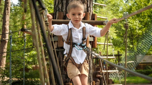 Porträt Eines Kleinen Jungen Der Spaß Beim Überqueren Einer Seilbrücke — Stockfoto