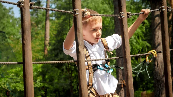 Portret Chłopca Wspinającego Się Przeszkodach Podczas Zabawy Parku Linowym Aktywne — Zdjęcie stockowe