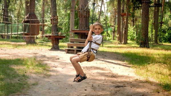 Küçük Çocuk Ağaçlar Arasındaki Ormanda Halatla Kayıyor Aktif Çocukluk Sağlıklı — Stok fotoğraf