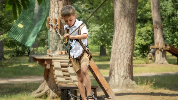 Menino Lutando Andando Sobre Corda Amarrada Entre Árvores Parque Infância — Fotografia de Stock