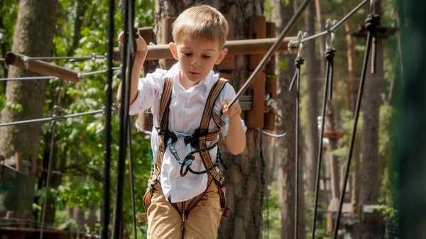 Retrato Menino Atravessando Obstáculos Parque Treinamento Escalada Livre Infância Ativa — Fotografia de Stock