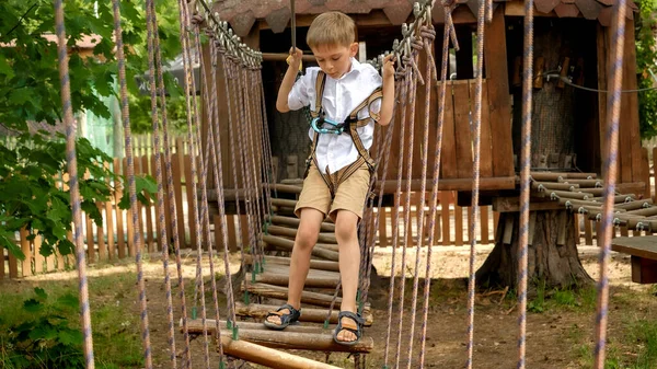 夏のキャンプで極端な冒険公園で楽しんでいる小さな男の子 キッズスポーツ 夏休み 屋外での楽しい スカウト — ストック写真