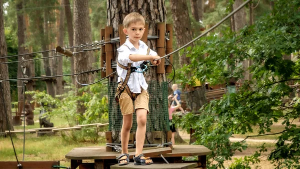Chlapec Kráčel Vratkém Visutém Mostě Zavěšeném Mezi Dvěma Stromy Letním — Stock fotografie