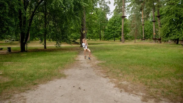 Menino Segurando Corda Enquanto Cavalgava Pela Tirolesa Parque Esportes Infantis — Fotografia de Stock